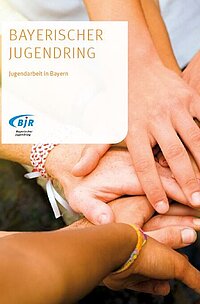 Viele H&auml;nde liegen kreuz und quer &uuml;bereinander. In einem Textfeld steht Bayerischer Jugendring - Jugendarbeit in Bayern.
