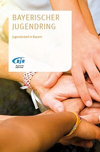 Viele H&auml;nde liegen kreuz und quer &uuml;bereinander. In einem Textfeld steht Bayerischer Jugendring - Jugendarbeit in Bayern.