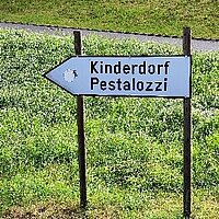 Wegweiser in Richtung des Kinderdorfs in Trogen