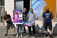 4 M&auml;nner sammeln U18-Stimmen mit Bauchladen
