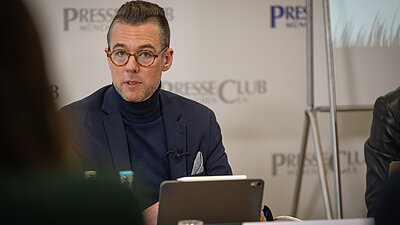 Institutsleiter Dominic Frohn informiert &uuml;ber die Studie