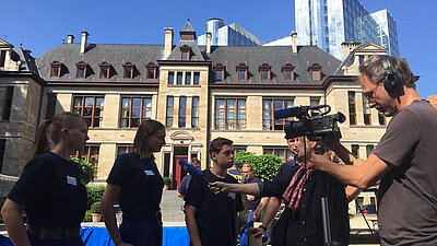 3 Jugendliche werden vor der bayerischn Vertretung in Br&uuml;ssel interviewt.