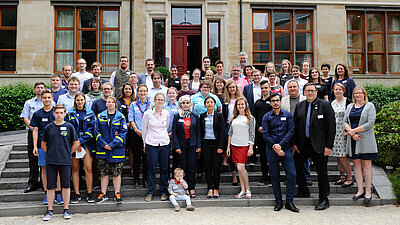 Gruppenfoto vor der Bayerischen Vertretung in Br&uuml;ssel