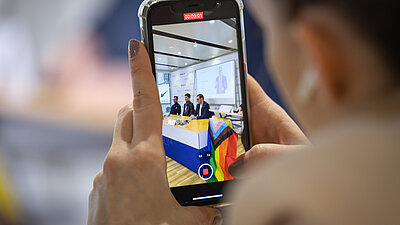 Ein Bild im Bild - mit dem Handy einer Besucherin