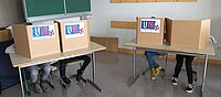 Jugendliche nehmen an einer U-18-Wahl teil