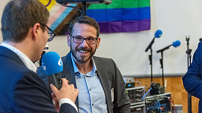 Eine Person verabschiedet einen langj&auml;hrigen Delegierten der Vollversammlung
