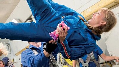 Metereologin und Astronautin Insa Thiele-Eich fliegt schwerelos im Raum.