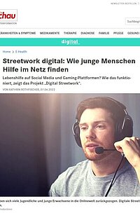 Ein Screenshot eines Artikels der Apothekenrundschau &uuml;ber Digital-Streetwork-Bayern. Zu sehen ist ein junger Mensch, der gerade per Headset mit anderen Menschen redet.