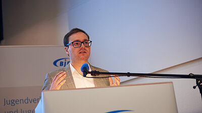 Pr&auml;sident am Mikrofon
