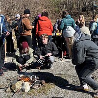 Die Austauschgruppe bereitet ein Lagerfeuer vor. 