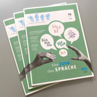 Drei Ausgaben der Zeitschrift juna zum Thema Sprache liegen &uuml;bereinander mit Spruchblasen und gestikulierenden H&auml;nden.