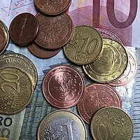 Viele verschiedene deutsche Geldm&uuml;nzen von oben. 