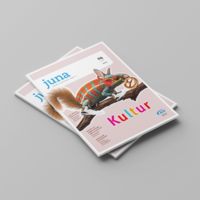 Zwei Ausgaben der Zeitschrift juna 4.23 Kultur liegen &uuml;bereinander. Auf dem Cover ein buntes Wolpertinger-Tier.