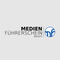 Das Logo des Medienf&uuml;hrerscheins besteht aus schwarzem Text vor grauem Hintergrund. Daneben ist ein wei&szlig;er Kreis mit blauem Muster zu erkennen