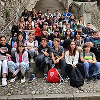 Gruppe von Austauschsch&uuml;lern posieren f&uuml;r Gruppenfoto in der Altstadt 