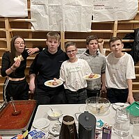 Sch&uuml;ler der Anton-Miller-Mittelschule mit ihrem selbst gekochten Essen