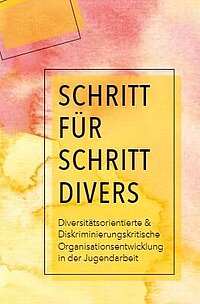 Titelseite der Publikation "Schritt f&uuml;r Schritt divers". Rote und orangene Farbflecken, in der Mitte steht der Titel.