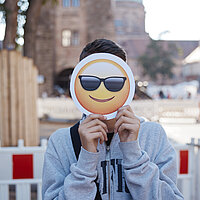 Jugendlicher mit Sonnenbrillen-Smiley