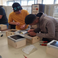 Zwei Sch&uuml;ler arbeiten zusammen an technischen Projekten