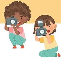 Zwei gezeichnete Kinder sitzen auf dem Boden und fotografieren.