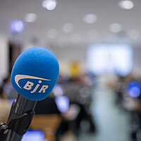 Mikro mit BJR-Windschutz auf Vollversammlung