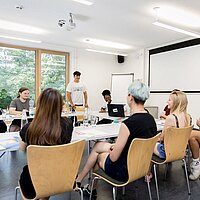 Seminargruppe im Konferenzraum
