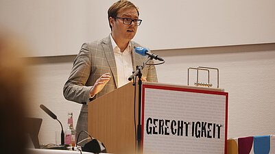 Person spricht am Mikrofon