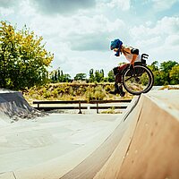 Ein Rollstuhlfahrer auf der Halfpipe