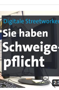 Ein Screenshot von einem YouTube-Video von Digital-Streetwork. Ein junger Mann sitzt am PC und beantwortet Nachrichten.