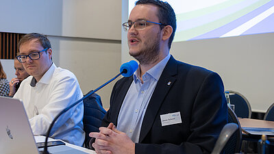 Eine Person am Mikrofon