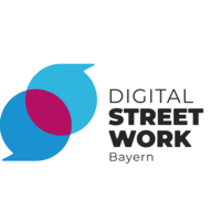 Das Logo von Digital-Streetwork-Bayern zeigt zwei Sprechblasen, die miteinander in Kontakt stehen. In dem Gebiet, wo eine Sprechblase, die andere &uuml;berdeckt ver&auml;ndert sich die Farbe. Daneben ist ein Schriftzug zu lesen, der lautet: Digital-Streetwork-Bayern