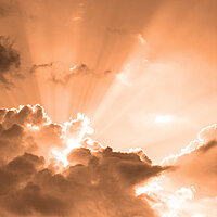 Braun gef&auml;rbter Himmel. Die Sonne scheint hinter einer Wolke hervor