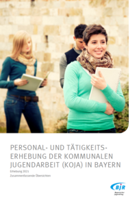 Junge Menschen halten Dokumente in Händen und lächeln freundlich und offen.