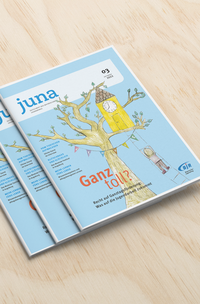 Mehrere juna-Hefte liegen aufeinander. sie zeigen einen gezeichneten Baum, auf der eine Eule sitzt.