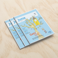 Mehrere juna-Hefte liegen aufeinander. sie zeigen einen gezeichneten Baum, auf der eine Eule sitzt.