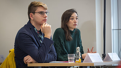 Zwei Personen h&ouml;ren der Vorstellung der Studie gespannt zu  