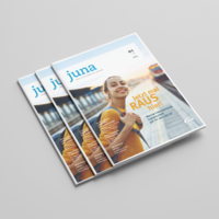 Drei juna-Zeitschriften liegen auf einem Stapel - Auf dem Cover ist eine lachende junge Frau mit Rucksack, die auf einem Bahnsteig steht.