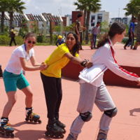 Drei Berufssch&uuml;ler fahren zusammen Inlineskates