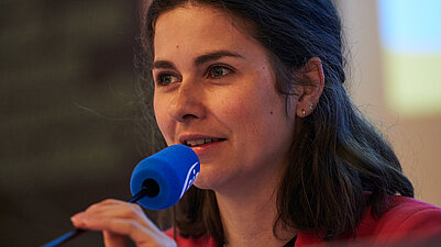 Anna Gmeiner am Mikrofon