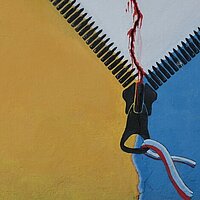 Ein Bild auf einer Mauer, das die Farben der Ukraine zeigt. In der Mitte ist ein Riss gemalt. 