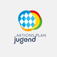 Das Logo von Aktionsplan Jugend mit bunten Kreisen im Hintergrund. Im Vordergrund ist ein Kreis mit blau-wei&szlig;en Rauten