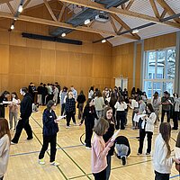 Sch&uuml;ler tauschen sich aus, um ihre vorgegebenen Fragen zu beantworten