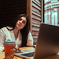 Natalia Shevchuk, Ukrainischer Jugendring, nachdenklich am Laptop.