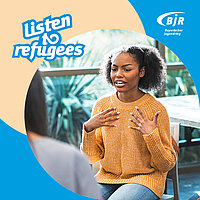 Eine schwarze junge Frau sitzt in einem Konferenzraum. Sie gestikuliert mit ihren H&auml;nden und spricht. Oben links steht das Logo "listen2refugees", rechts oben das Logo des BJR.