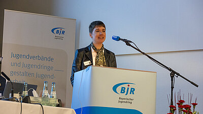 Eine Person am Mikrofon
