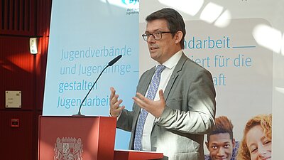BJR-Pr&auml;sident Matthias Fack h&auml;lt eine Rede.