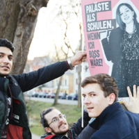 Drei junge M&auml;nner im Freien mit einem Plakat: Wenn ich Boss w&auml;re!